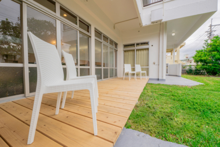 白い外観に、緑のお庭が特徴です♪