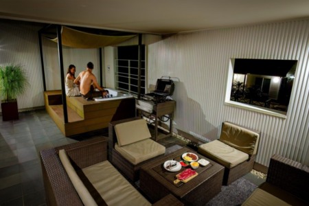 プールに露天ジャグジーにBBQも